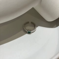 Verstellbarer silberner Ring mit vertikaler Textur und herzförmigem grünen Zirkon - Silberner Ring Mit Grünem Zirkonia