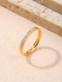 Primer plano de un anillo de titanio dorado con diez circonitas blancas brillantes - Talla 7 / Dorado