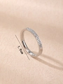 Vista detallada de un anillo ajustable plateado con media banda de circonitas brillantes - Talla 7 / Plateado