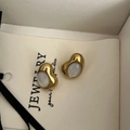 Pendientes irregulares de acero de titanio dorado con incrustación de concha blanca - Pendientes de Concha Blanca Dorada