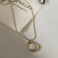 Elegante collar de cadena de serpiente dorada con colgante ovalado de nácar minimalista - Collar de nácar blanco dorado