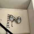 Pendientes irregulares de acero de titanio plateado con nácar blanco natural - Pendientes De Botón De Concha Blanca Color Acero