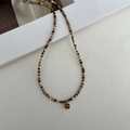 Detalle de collar de cuentas de colores con colgante cuadrado de gema roja elegante - Estilo de Piedra Natural Colgante Rojo