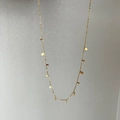 Detailaufnahme der vergoldeten Halskette mit kleinen rechteckigen Anhängern und feiner Kette - Edelstahl Quadratischer Plättchen-Stil