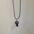 Collana con pendente a fungo in rodonite rosa e cordino nero dal design moderno - Collana in Rodonite