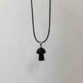 Collana con ciondolo a fungo in pietra nera con chiusura in argento e cordino nero - Collana Occhio di Tigre