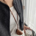 Détail d'une pochette tour de cou en cuir marron avec bouton pression et cordon - Sac Demi-cercle Marron
