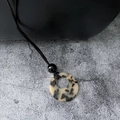 Collier à pendentif rond en résine motif léopard avec cordon noir de style rétro - Style Imprimé Léopard Clair
