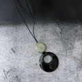 Sautoir rétro avec perle marbrée verte et grand pendentif circulaire noir ajouré - Vert avec Disque Noir en Verre