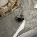 Anillo ajustable de plata con piedra negra ovalada en superficie de piedra gris - Anillo abierto / Anillo de Obsidiana Tono Plateado