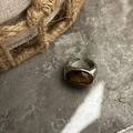 Anillo ajustable de plata con ojo de tigre marrón sobre fondo de piedra natural gris - Anillo abierto / Anillo de Piedra Ojo de Tigre Tono Plateado