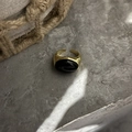 Anillo dorado ajustable con una gran piedra de obsidiana negra ovalada sobre fondo de piedra - Anillo abierto / Anillo de Obsidiana Tono Dorado