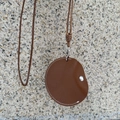 Support à lunettes rond en cuir marron avec surpiqûres blanches et bouton pression - Style Petit Sac Rond Marron (4396)