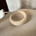 Minimalistisches breites Harzarmband in elegantem Cremeweiß mit Glanzfinish - Gebrochenes Weiß