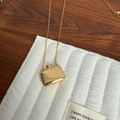Eleganter Parfümflaschen-Anhänger aus Gold mit Spiegelglanz und feiner Kette - Quadratische Flasche (Titanstahlkette 80cm) / Gold