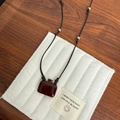 Dunkelroter rechteckiger Parfumflakon-Anhänger an schwarzer Kordel mit Silberperlen - Quadratische Flasche (Schwarze Seilperlenkette 120cm) / Burgunderrot