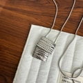 Minimalistische silberne Parfum-Halskette mit texturierten rechteckigen Anhängern - Mini-Webtaschen-Stil (105cm) / Silber