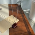 Minimalistische lange Perlenkette mit dunkelrotem Weinkrug-Anhänger und Rautenmuster - Titanstahlkette Kleiner Flachmann / Burgunderrot