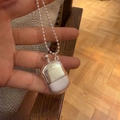 Verstellbare silberne Flachmann-Halskette mit schwarzer Kordel und strukturierter Oberfläche - Großer Flachmann mit Kette / Silber
