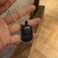 Minimalistische Parfümflaschen-Halskette mit schwarzem Finish und silberner Perlenkette - Großer Flachmann mit Kette / Schwarz