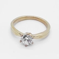 Elegante anello solitario in oro rosa con zircone rotondo e classica montatura a quattro griffe - US 7 / Oro