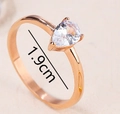Anillo de oro rosa con cristal blanco en forma de pera y diámetro interior de 1,9 cm - US 6 / Rosa oro