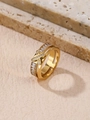 Gedetailleerde macro-opname van de dubbellaagse gouden ring met X-vormige zirkonia's - US 6 / Goud