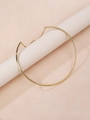 Detailaufnahme eines minimalistischen goldenen Metallhalsbands mit verstellbarer Kette - Gold
