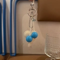Llavero con colgante de corazón azul y blanco, cadenas de cuentas y anilla plateada - Adorno de Cereza Azul