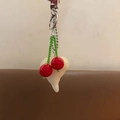 Llavero creativo con colgante de cereza en forma de corazón blanco crema y rojo vivo - Colgante de Cereza Rosa