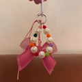 Colgante para bolso de lazo de cuero rosa con perlas blancas y cuentas de colores con plata - Colgante de Lazo Rosa