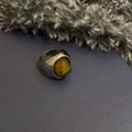 Anello in acciaio titanio argento lucido con pietra occhio di tigre tonda e fascia - Stile Occhio di Tigre Argento