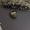 Anello minimalista in acciaio argento con una grande pietra rotonda di agata verde - Stile Avventurina Argentata