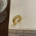 Spitzenartiger Goldring mit Zirkonia und hohlem Webdesign in Vintage-Ästhetik - Goldener Feiner Spitzenring mit Zirkonia