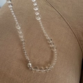 Transparante kristallen kralenketting met zilveren bolsluiting op bruine stof - Gegradueerde Kristallen Kralenketting met Magnetische Sluiting