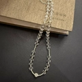 Détail du collier de perles en cristal avec un pendentif floral et fermoir homard - Collier de Perles de Cristal Facettées Avec Pendentif Fleur