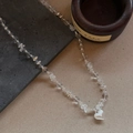 Kralenketting met onregelmatige kristallen stenen en een matzilveren hartvormige hanger - Kristallen Kraal Geborsteld Hart Hanger Halsketting