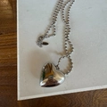 Collier à long pendentif cœur argenté poli avec chaîne à billes sur fond minimaliste - Grand Pendentif Cœur en Acier Titane Collier