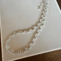 Collier long avec perles cylindriques transparentes et éléments en métal argenté - Collier en Cristal Avec Perles Tubulaires Transparentes