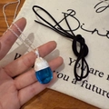 Eleganter Pinienzapfen Kristalanhänger Halskette mit blauem Glas und Silberkette - Blau Wassertropfen (Mit Schwarzem Seil)