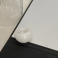 Bague épaisse minimaliste en pierre naturelle blanche avec une finition polie - Quartz Clair (No.7)