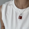 Dettaglio del ciondolo a lucchetto in diaspro rosso su catenina in argento sterling - Lucchetto Diaspro Rosso + Catena Fine Acciaio