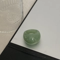 Bague large en pierre naturelle vert clair poli sur un présentoir géométrique en marbre - Green Aventurine (No. 7)