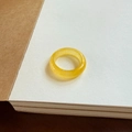 Bague en ambre jaune style froid avec finition translucide et anneau rond épais - Topaze