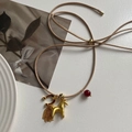 Collana con ciondolo a cavallo dorato, corda intrecciata beige e nappa rossa - Collana Cavallo Piccolo Oro Opaco