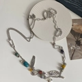 Collar largo bohemio plateado con cuentas de colores y dijes de metal étnico - Estilo de Metal de Múltiples Elementos de Colores