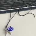 Collana lunga con pendente a cavallo in acciaio al titanio con cordino nero regolabile - Cavallo Argento Opaco Con Coda di Perline Blu