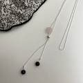 Handgefertigte Y-Kette mit silberner Perlenkette, rosa Perle und schwarzen Anhängern - Rosenquarz Silber Zug-Halskette
