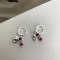 Asymmetrische silberne Ohrringe mit Smiley, Pilz und bunten Perlen im verspielten Design - Ohrringe mit Lächeln Pilz Naturstein