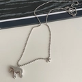 Collana lunga di perle in acciaio al titanio con due ciondoli a cavallo in argento lucido - Collana Cavallo Argento con Catena a Sfere in Acciaio